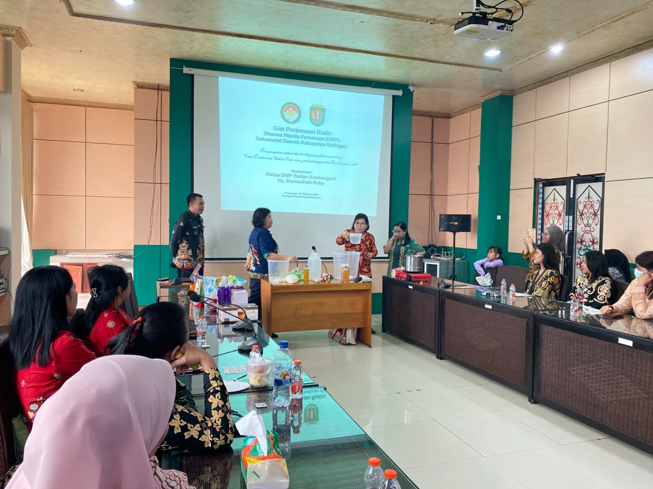 Edukasi Kreatif DWP Setda Katingan: Belajar Bikin Sabun Cair dalam Suasana Penuh Keceriaan
